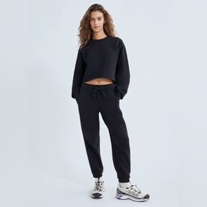 ARITZIA TNA Boyfriend Cropped Sweatshirt